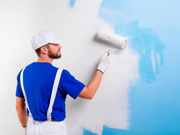 pintando una pared de blanco